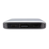 5.000 mAh zakformaat powerbank met geïntegreerde kabels