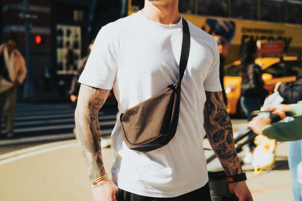 Crescent AWARE™ RPET halve maan sling bag
