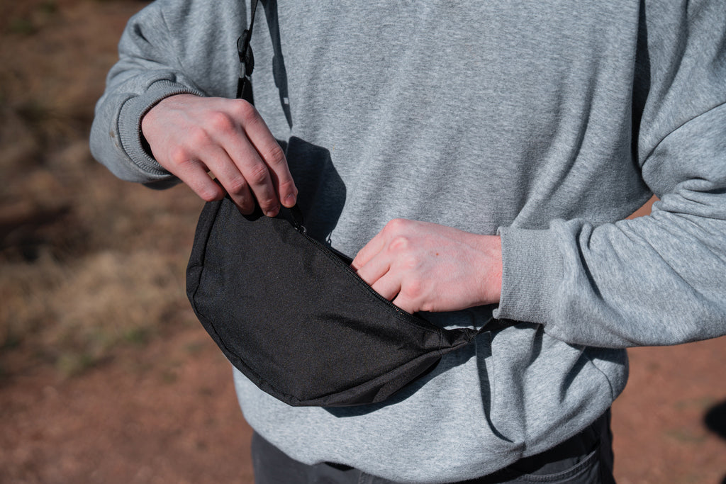 Crescent AWARE™ RPET halve maan sling bag