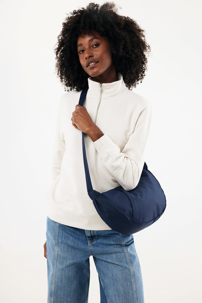 Crescent XL AWARE™ RPET halve maan sling bag